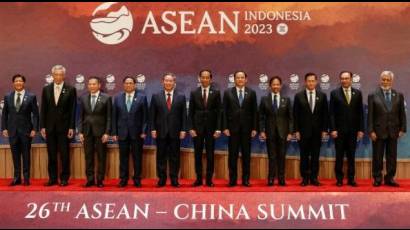 El presidente indonesio Joko Widodo dio la bienvenida al primer ministro chino Li Qiang