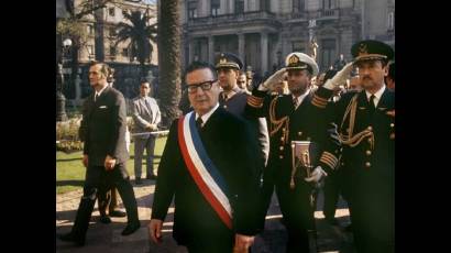 Lo que piensa Allende sólo lo sabe Allende, me había dicho uno de sus ministros. Amaba la vida, amaba las flores y los perros