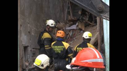 Labores de rescate y salvamento en derrumbe en Habana Vieja