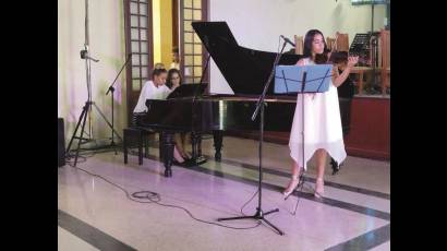 Las jóvenes Wendy Castañer (piano) y Lía García (violín)