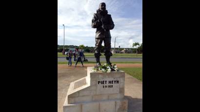 Escultura del almirante Piet Heyn, obra del escultor holandés Willen Verbon