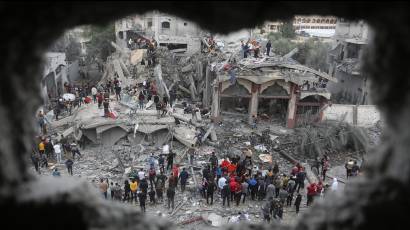 Palestinos buscan sobrevivientes de un bombardeo israelí en Rafah, en la Franja de Gaza