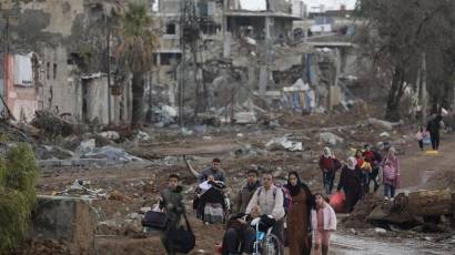 Un grupo de ciudadanos palestinos se traslada del norte al sur de Gaza durante la tregua