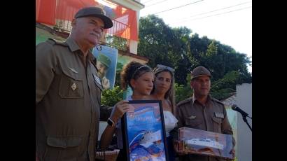Sabrina junto a sus padres y el Héroe de la República, el primer coronel Orlando Cardoso Villavicencio (izquierda).