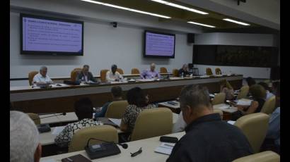 Asiste Presidente cubano a reunión del Ministerio de Finanzas y Precios