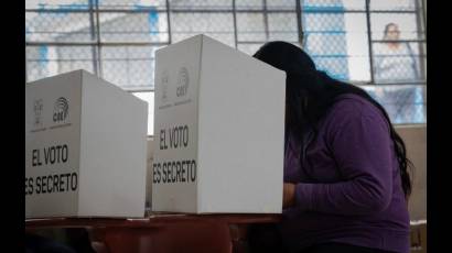 En Ecuador el 72 por ciento del padrón electoral acudió a votar