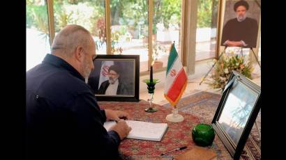 Firma del libro de condolencias tras el fallecimiento del presidente de Irán