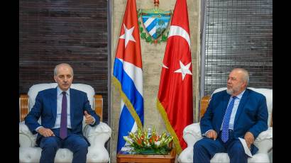 Primer ministro, Manuel Marrero Cruz, con Numan Kurtulmuş, presidente de la Gran Asamblea Nacional de Türkiye