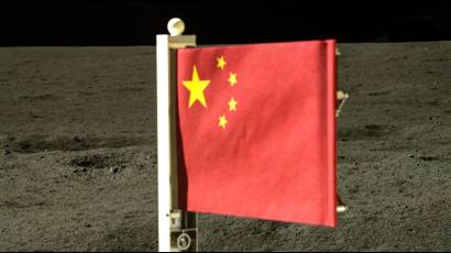 La bandera de China en la cara oculta de la Luna