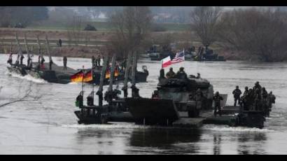 Soldados alemanes transportan tropas estadounidenses