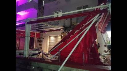 Desplome de balcón en altos de cafetería El Tablazo en La Habana