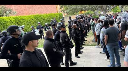 Policias y manifestantes pro Palestina frente a frente en UCLA
