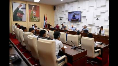 Presidente de Cuba dialogó con dirigentes juveniles