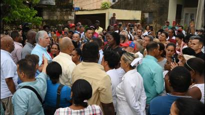 El jefe de Estado cubano intercambió con el pueblo sobre el recorrido, los retos actuales del país, y los convidó a resolver los problemas entre todos