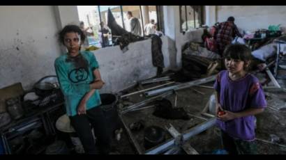 Una niña palestina herida entre los escombros de una escuela de la ONU dañada tras un ataque aéreo israelí en el campo de refugiados de Nuseirat, el 14 de julio.