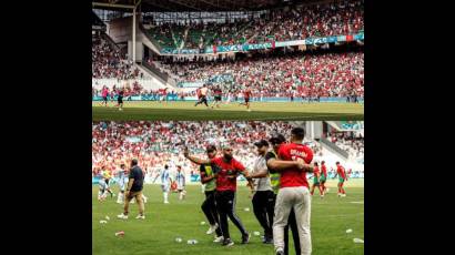 Hinchas de Marruecos invaden la cancha y le tiran petardos a los jugadores