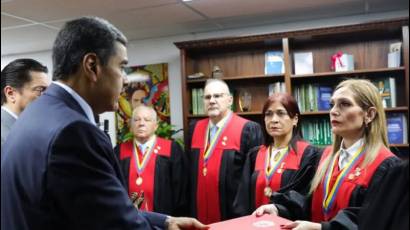 Maduro ante la primera magistrada de Venezuela.
