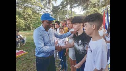 Niños y jóvenes en el sitio histórico donde nació Fidel hace 98 años.