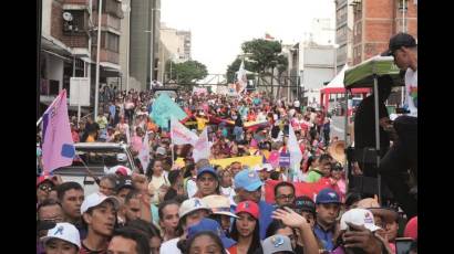 Miles de jóvenes se movilizaron este lunes en Caracas, por la victoria de Nicolás Maduro.