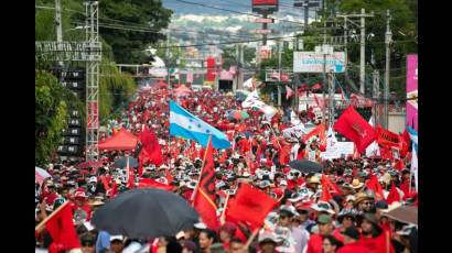 Decenas de miles de hondureños acudieron a manifestar su respaldo a la presidenta Xiomara Castro.