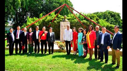 Como parte de la visita, la delegación vietnamita visitó el monumento que honra, en la céntrica avenida de 26, a Ho Chi Minh, padre de la independencia vietnamita y figura entrañable para los cubanos