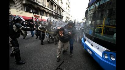 Reprimen con palos, gases y balas de goma manifestación de jubilados frente al Congreso argentino.