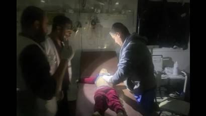 Un médico examina a un niño en el hospital de Al-Awda durante un apagón en febrero.