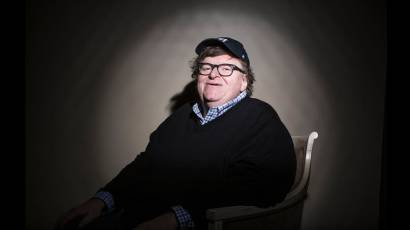 Cineasta Michael Moore pide a Biden fin del bloqueo a Cuba