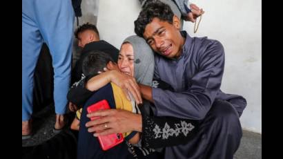 La madre y los hijos del palestino Ahmed Shnewra, que murió a causa de las heridas sufridas en un ataque israelí el martes, reaccionan en un hospital de la ciudad de Gaza, 22 de octubre de 2024