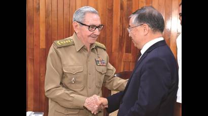 Raúl Castro Ruz y Li Shulei