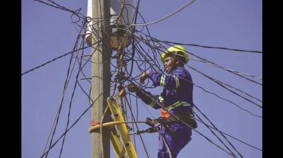 Se sigue trabajando para que la electricidad llegue lo antes posible a cada familia