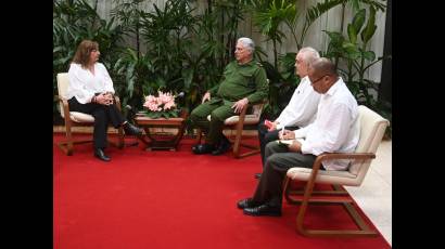 Pie de foto: El Presidente cubano recibió a Mónica Valente, secretaria ejecutiva del Foro de Sao Paulo, quien realiza visita de trabajo a nuestro país