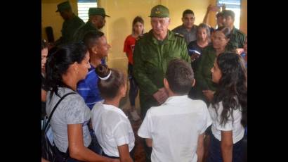 Díaz-Canel compartió con estudiantes de la escuela secundaria básica Mártires de Punta del Silencio