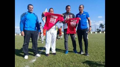 Serguei Prado (tercero de izquierda a derecha) en un homenaje que le ofrecieron junto al «Jimagua» Betancourt