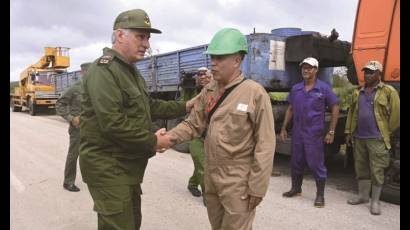 Camino a la provincia de Artemisa, el Presidente cubano se detuvo para conversar con la brigada que trabaja en la recuperación de las torres de alta tensión