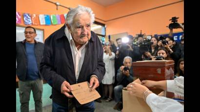 José Mujica se prepara para emitir su voto durante la segunda vuelta de las elecciones presidenciales en Montevideo