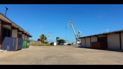 En el puerto Manuel Porto Da Pena en Isla de la Juventud se protegen los almacenes.