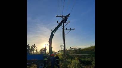 Brigadas de la Unión Eléctrica laboran en la recuperación del sistema eléctrico en el Mariel, provincia de Artemisa, este lunes 11 de noviembre