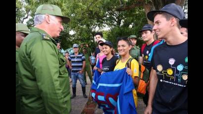 El Presidente cubano intercambió en Ciudad Escolar Libertad con jóvenes que apoyaban las labores de recuperación