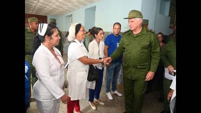 El Presidente cubano dialogó en Artemisa con trabajadores del hospital Ciro Redondo