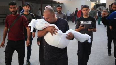 Palestinos en funeral de una niña de 10 años