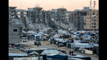 Campamento de palestinos desplazados y edificios destruidos en Hamad Residencial City en Khan Yunis, víctimas de la política genocida israelí