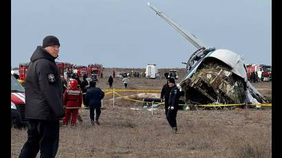 El avión de Azerbaijan Airlines se estrelló cuando viajaba desde Bakú, la capital azerbaiyana, hacia Grozni, capital de la república rusa de Chechenia.