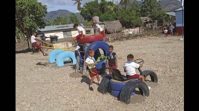 Niños con sus uniformes coloridos