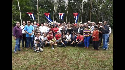 El Presidente de la República, Miguel Díaz-Canel Bermúdez, conmemoró junto a cenagueros de Soplillar el aniversario 65 de la Cena de los Carboneros con Fidel en la Nochebuena de 1959. Participó el miembro del Buró Político y Secretario de Organización del Comité Central, Roberto Morales Ojeda