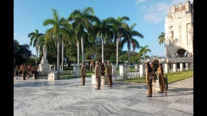 Ofrendas florales del General de Ejército Raúl Castro Ruz y del Primer Secretario del Comité Central del Partido y Presidente de la República, Miguel Díaz-Canel Bermúdez, fueron depositadas en el cementerio patrimonial Santa Ifigenia