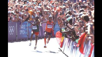 Imagen del esprint final de Sifan Hassan en el maratón de París 2024, premiada por World Athletics como la mejor fotografía del año