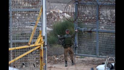 Un soldado israelí abría este martes un paso fronterizo con Siria cercano a la localidad de Majdal Shams.