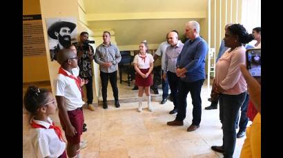 El Presidente cubano compartió con los niños y adolescentes que se benefi cian de los múltiples cursos y servicios del Palacio Provincial de Pioneros Una Flor para Camilo