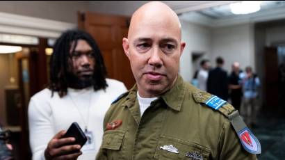 Representante republicano por Florida, Brian Mast, en uniforme militar israelí en el Congreso de EE. UU.